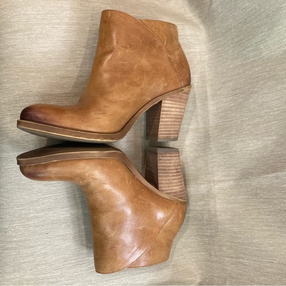 LUCKY BRAND Sz 6 Distressed Stacked  Heel Tulip Top Leather Ankle Booties - Picture 3 of 10